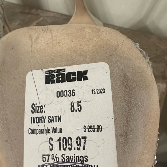 Badgley Mischka satin ivory heels - Picture 6 of 7